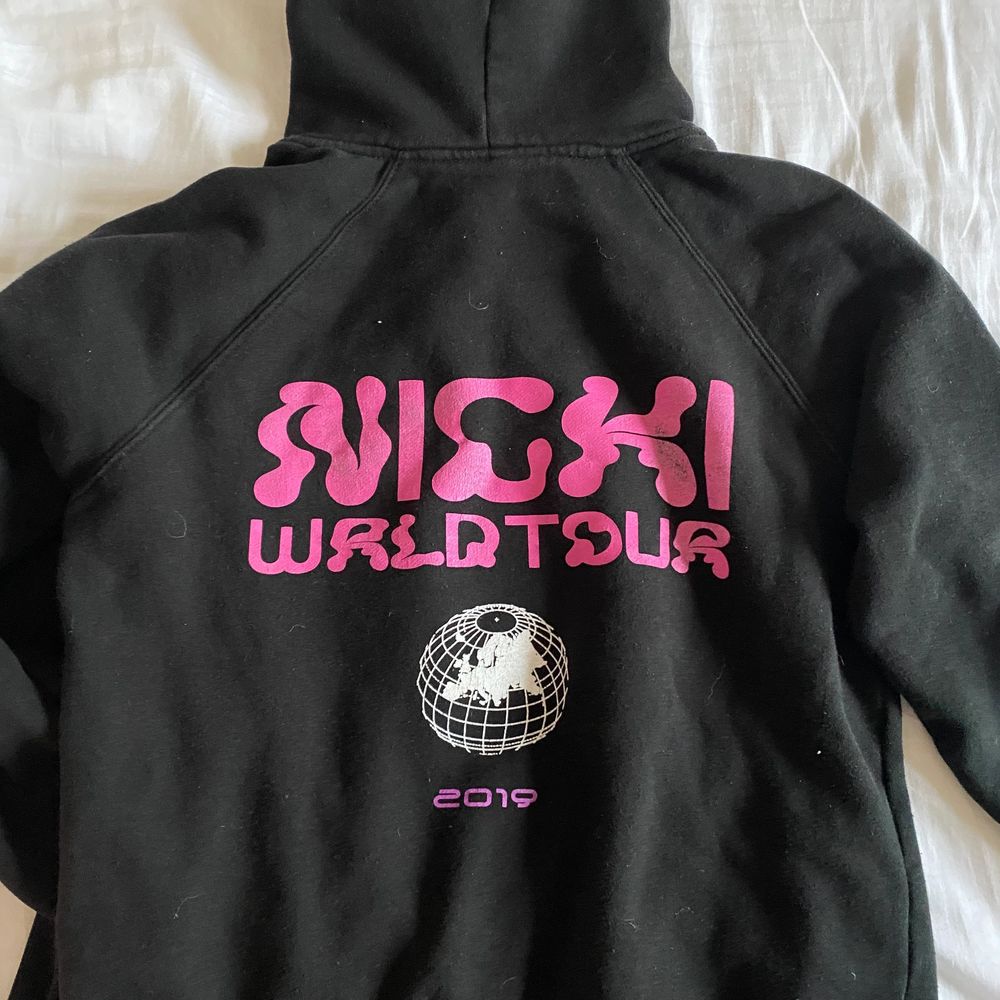 Säljer min Nicki Minaj hoodie som är köpt på konserten 2019. Inga skador eller linkade och den är inte mycket andvänd. . Tröjor & Koftor.