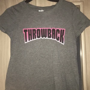 T- shirt - En fin t-shirt som har ett tryck på framsidan där det står throwback. Storlek XS men är lite oversized i modellen. Pris: 40 kr   Frakt tillkommer 💕✨