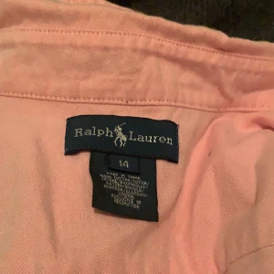 Ralph lauren - Extremt bra skick, skjortan är för barn i åldern 14. 