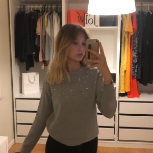 Tröja  - En jätte fin tröja från Mango i storlek 152 men passar mej som är en s, säljer pågrund av att jag tyvärr inte använder den