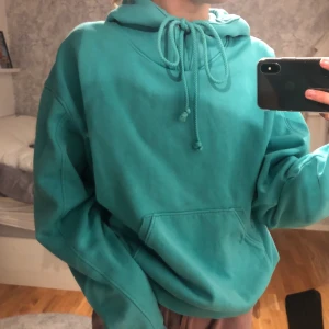 Hoodie  - Turkos hoodie, super cool färg! Lite oversized. Inga slitningar. Från weekday 🥰