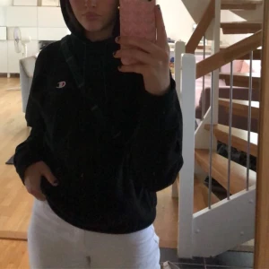 Champion hoodie 💞 - Snygg hoodie i bra kvalitet utan snören från champion, storlek S i herrstorlek och sitter snyggt på mig som har S men passar nog xxs-m 💞💞 kan betala halva frakten vid snabb affär! 