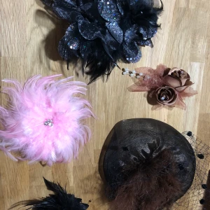 Vackra stift och hårtillbehör - Kan användas som brosch och hårtillbehör...Stora 60 små 40kr