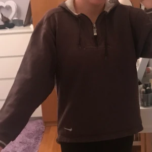 Vintage hoodie från Nike - (Budgivning om många intresserade)                                                       Intressekoll på denna snygga hoodie!!!🌸🌸.                                                           En snygg hoodie från Nike, vintage och trendig.                                                                    MÅNGA INTRESSERADE, SÅ BUDGIVNING FRÅN 400kr + frakt!! Buda i kommentarerna!!
