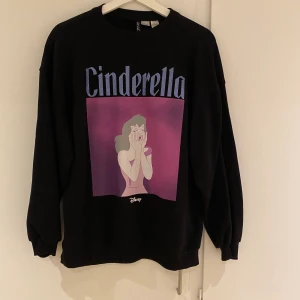 Sweatshirt  - Säljer en oversized sweatshirt från hm. Fint skick. Frakt tillkommer!!!!! KÖPT ÄR KÖPT, INGEN ÅNGERRÄTT!!!!!!