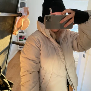Snygg pufferjacket - En pufferjacket eller vad man ska kalla det som ifrån H&M storlek XS, men skulle säga S också!! Jättefint skick och väldigt fin färg tycker jag!