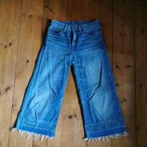 Levis cropped flarejeans med snygg slitning! Fick tag på dessa för några år sedan då de inte kom ut på svenska marknaden utan va limited. Midjan är något högre är midwaist samt benen är över ankeln/ cropped. Bilderna är ej bra tagna men vill bara få ut mina plagg, om du köper plagget tvättar jag det självklart innan! 