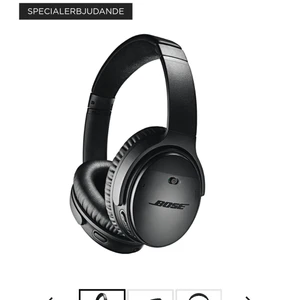 Bose quietcomfort 35 II hörlurar  - Nypris: 3119kr med rebatt och 3799kr orginalpris.  Kan går ner lite i pris vid snabb afärr🙌🏻  Dom är i bra skick inga repor elr defekter och ljudet är superbra kvalitét. Original boxen kommer med. Dom har ACOUSTIC NOISE CANCELLING  RÖSTASSISTENTER  VOLYMOPTIMERAD EQ  RÖSTANVISNINGAR  TYDLIGA TELEFONSAMTAL  BATTERITID UPP TILL 20 TIMMAR