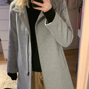 Fin Kappa - Intressekoll på väldigt fin kappa från Part Two. Köpt hösten 2018 för 2800kr. Storlek 34, men sitter perfekt på mig som är en S/36. Använd ett fåtal gånger, därför väldigt fint skick. Skriv för fler bilder eller mer information.