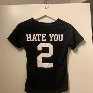 ”Hate you 2” - t-shirt - Säljer två st svarta t-shirts med ”hate you 2” tryck på ryggen! Framsidan är vanlig svart. Storlek xs, men passar även en S (dock liite kort). 70kr/st + frakt!