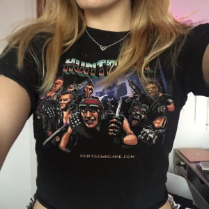 T-shirt - Croppad T-shirt med coolt tryck. Finns ett litet hål i men går lätt att sy igen. Storlek M men passar mig som är S/XS. Frakt tillkommer!🥰 