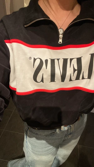 Levi’s tröja - Superfin och trendig ziptröja ifrån Levi’s. Använd endast ett fåtal gånger. Säljs då den inte kommer till användning. Köpt för cirka 650kr därför hamnar startbudet på 200kr.