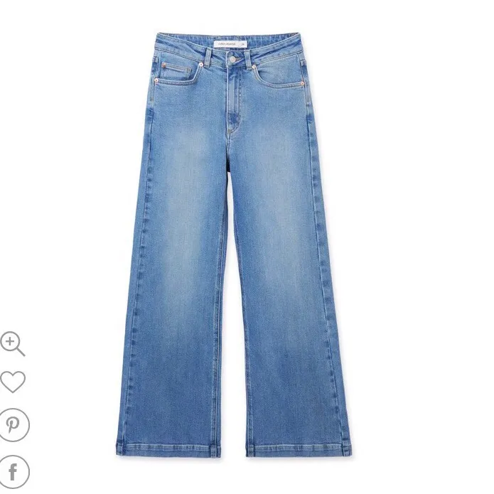 jättefina långa raka jeans från carin wester, nyskick är 600! använda men i jättebra skick, passar absolut en S också 💖 jag är 170 och de går ner till foten på mig. Jeans & Byxor.