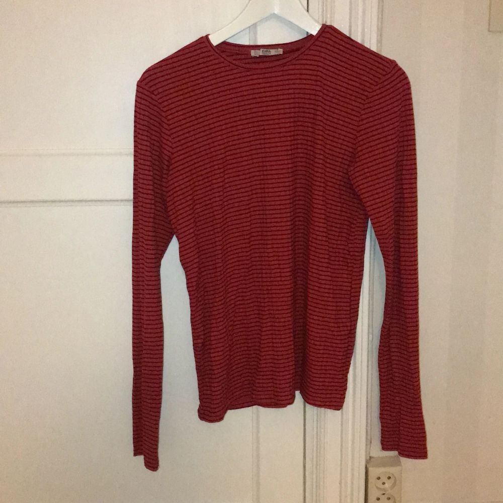 Rödrandig tröja i strl L från Zara. Nypris 149kr. Tröjor & Koftor.