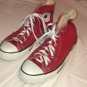 Converse skor  - Köpte dem tidigare på Plick där det stod tjejsko men när jag fick hem dem var det killstorlek...därav för stora för mig. Är jätte fina i materialet enda skavanken är att märket blivit utslitet på baksidan (se bild) STRL 41 (MEN)