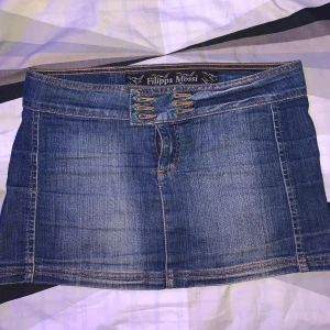 Kjol  - Min korta jeanskjol från Filippa mossi. Den är förstor för mig och har aldrig använt den och den har bara legat och tagit plats i garderoben. 
