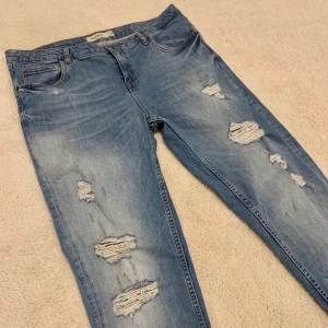 Nya boyfriend-jeans stl: 32 - NYA. Oanvända Boyfriendjeans från Amisu i storlek 32. Normallånga i mellanblå färg. Fickor både fram och bak. 