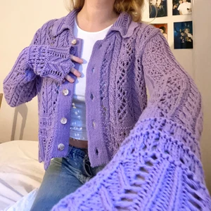 Virkad kofta - Jättefin virkad kofta! Helt oanvänd, nypris 399. Slutsåld i butik och online. Köparen står för frakt eller mötas upp i sthlm :)