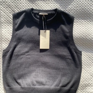 Skitsnygg stickad väst - Säljer en helt ny stickad väst, för att jag inte passar i den🥰💗 högst bud vinner💗