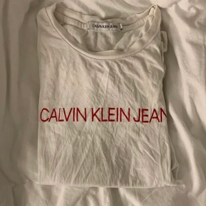 Calvin Klein t-shirt - Fin Calvin Klein t-shirt (äkta) 🥰🥺 Inte min stil längre så säljer den billigt, för 29kr ✨ Låg frakt då den inte väger mycket!