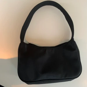 Väska - Svart väska ifrån Shein. Använd 1 gång. Frakten står köparen för, då gäller förbetalning eller så hämtas den i Täby. Tar endast swish