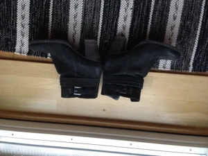  - Fodrade Ecco skor använda endast ett fåtal ggr. Bra skick 

Fraktkostnader tillkommer. 


