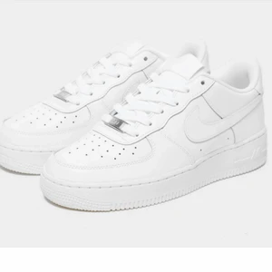 Vita airforce storlek 37 - Skorna är använda men har inga skador och är rena och utan crease, säljer dem för de passar inte min smak längre och om ni är intresserade är det bara att skriva så skickar jag när bild på skorna.