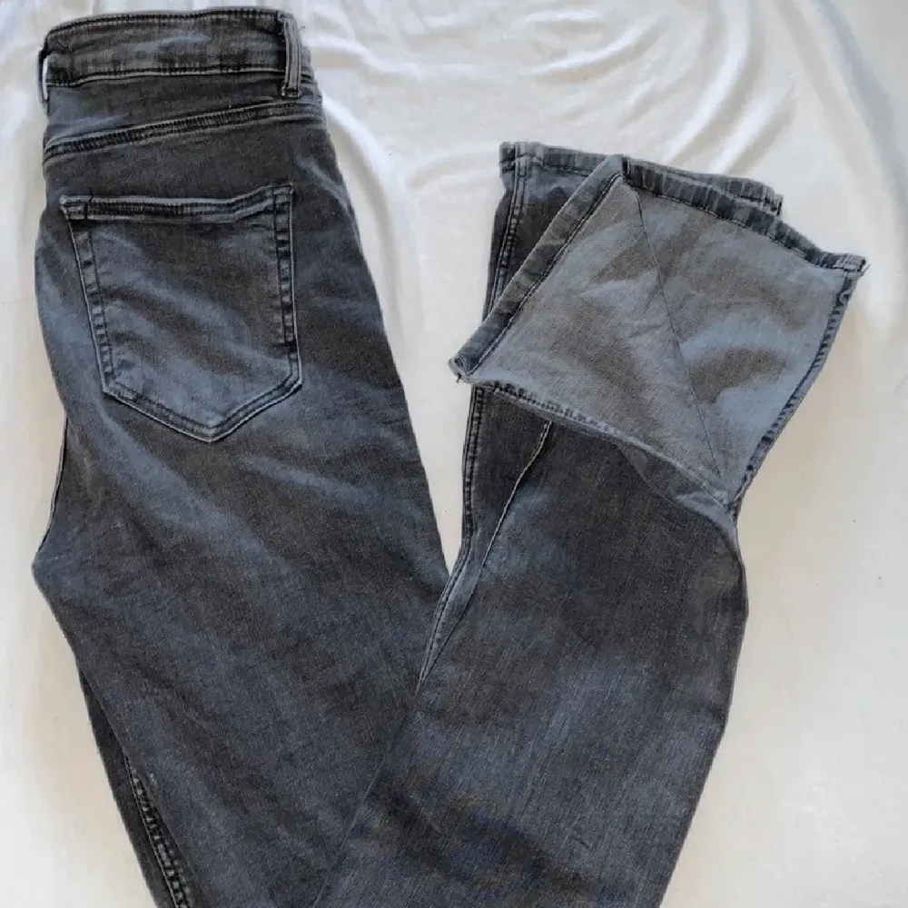 Nu säljer jag mina gråa zara jeans med en slit längst ner vid foten. Jag har jeansen i storlek 38 som jag köpte för att jag ville att jeansen skulle sitta lite mindre tight på mig, då jag vanligtvis brukar jag ha storlek 34-36. Använda bara några få gånger och slutsålda på Zara. Säljer för att de är för långa för mig och jag inte använder dom längre. 💕💕. Jeans & Byxor.