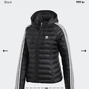 Adidas jacka - Säljer denna jacka från adidas pga att jag har för många jackor. Skick: 10/10✨ Som ny. Buda i kommentarerna💓 (Jackan är inte exakt som första bilden från hemsidan, utan en modell som inte längre säljs!!)