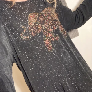 Såå skön och fin tröja  - Superskön tröja med fint tryck. 🐘 Str L 