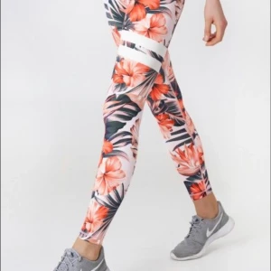 Strongertights! - Säljer dessa superfinastronger tights i storlek S då dom tyvärr inte kommit till andvändning. Använt ett fåtal gånger och är i bra skick förutom texten som försvunnit i tvätten, som ni ser på sista bilden💗 Köpta för 699kr✨ Frakten tillkommer. Buda i kommentarerna!🤛🏼