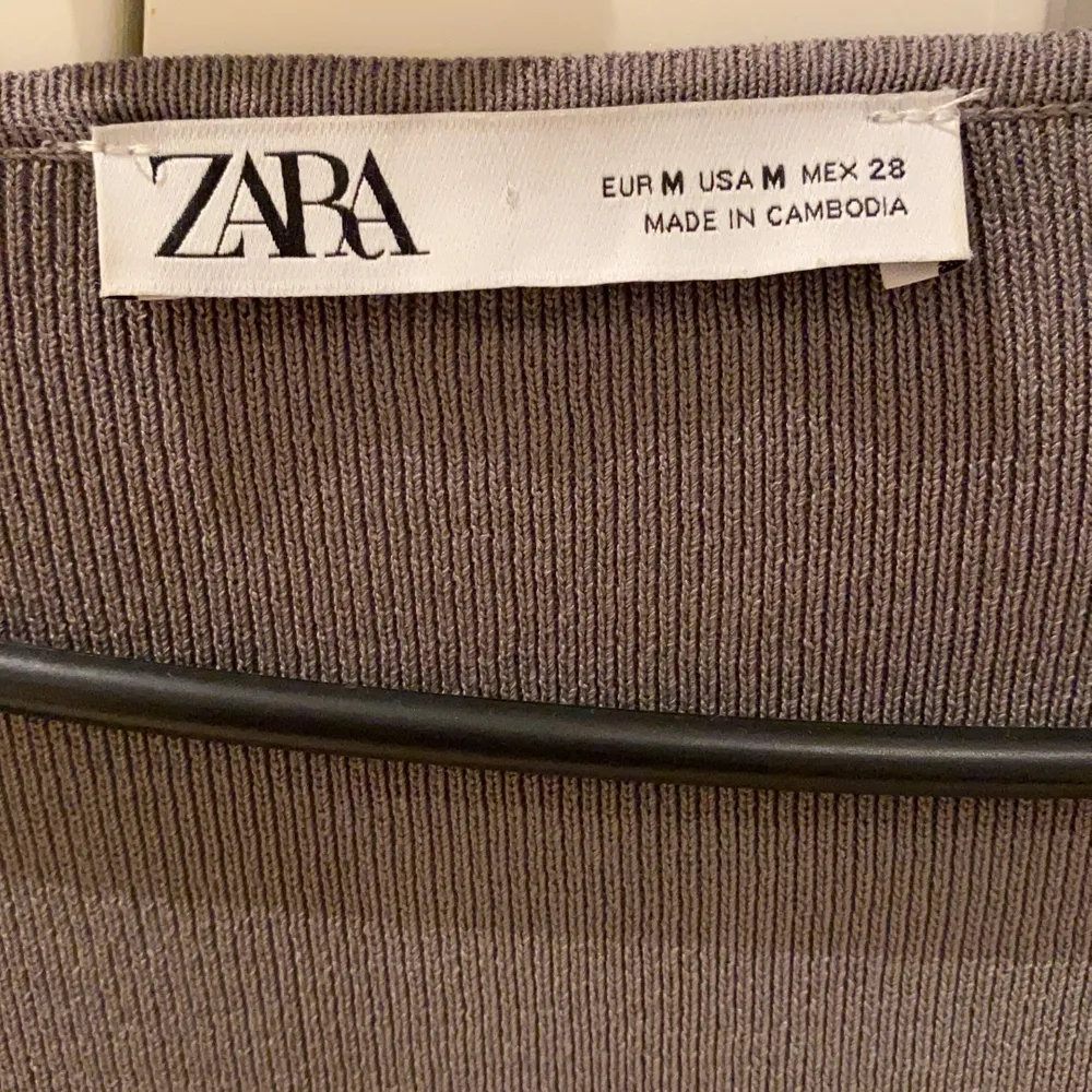 Jätte snygg kofta från Zara använd några gånger, är i bra skick💕skriv privat för mer information. Tröjor & Koftor.