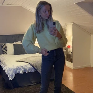 Stickad tröja asos - Super snygg stickad tröja med puffärmar! Helt oanvänd med lappen kvar köpt på asos💕💕