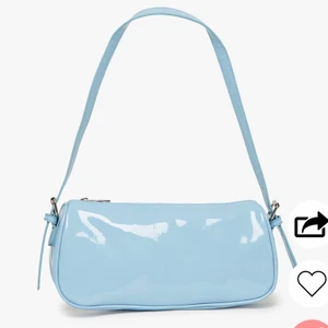 Blå lack-väska från Nelly, slutsåld  - Använd fåtal gånger, säljer då den inte riktigt är min stil. Slutsåld på Nellys hemsida! Vid större intresse så blir det budgivning. Annars kan den köpas direkt för 250kr + frakt