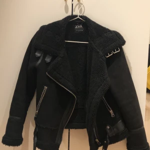 Zara, storlek XS - Använd någorlunda, men ändå i ganska nytt skick(liten slitning på axeln). Från zara, fluffig på insidan och mocka på utsidan. Nypris var 849kr. Säljer för 350 kr inklusive frakt. Flera är intresserade så högst bud får den, 10 kr varje gång. 💕