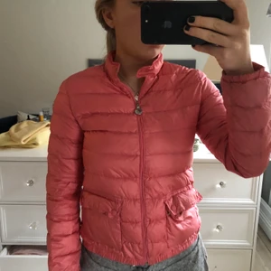 Moncler jacka  - Super fin moncler jacka. I bra skick förutom att ena fickan har gått upp lite. 