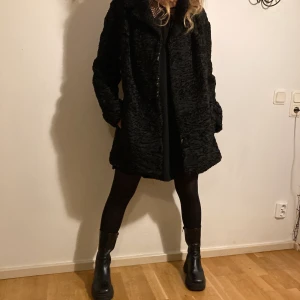 Äkta pälsjacka!  - Supersnygg kappa i äkta päls! Köpt secondhand men bara provad av mig. Är något sliten på vissa ställen och sömmen har gått upp inne vid ärmarna men det är inget som stör och lätt att laga om man vill! Köpte den för 1200! Vet ej storlek men passar mig som har xs/s. Varm och bra för vintern! 🤍