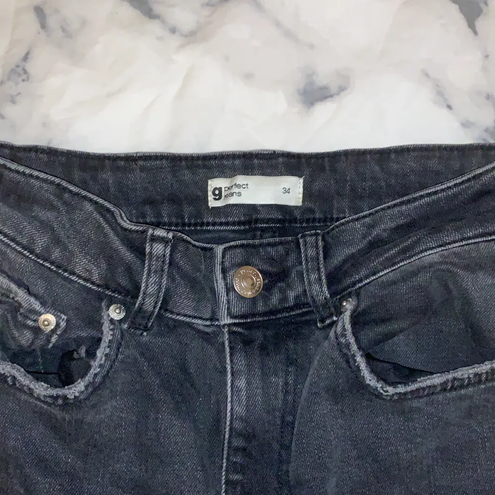 Ett par svarta washed/gråa jeans köpta från ginatricoot. Använda ca 2 gånger, nypris 449kr!. Jeans & Byxor.