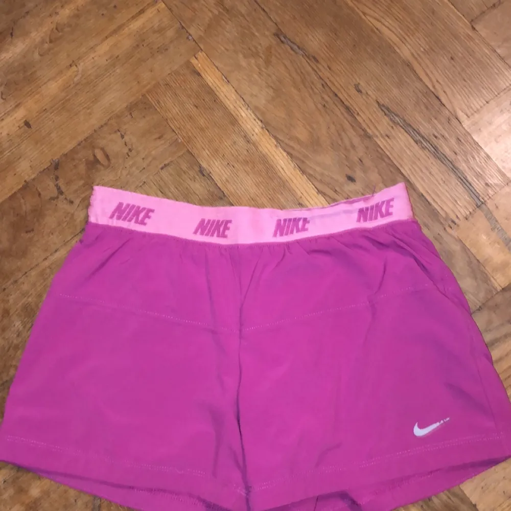 Jag säljer dessa Nike shorts för 30 , köparen står för frakten, super fin rosa färg! Ganska bra i skick men däremot använd ett par gånger, storlek XS . Shorts.