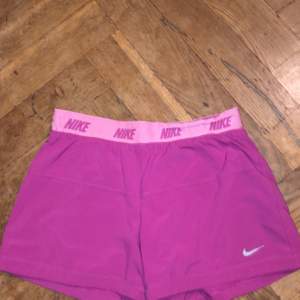 Jag säljer dessa Nike shorts för 30 , köparen står för frakten, super fin rosa färg! Ganska bra i skick men däremot använd ett par gånger, storlek XS 
