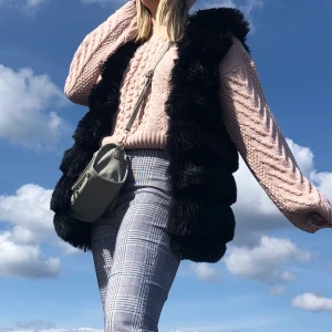  Pälsväst - Intressekoll på denna Pälsväst (ej äkta päls). Superbra skick!  