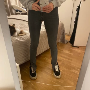 Gråa jeans med slits från zara - Jättecoola gråa jeans med slits från zara i storlek 34. Då dom har varit lite för långa har dom lite slitningar längs ner (kolla sista bilden) men det är absolut ingenting man tänker på. Säljer för 150 + frakt.