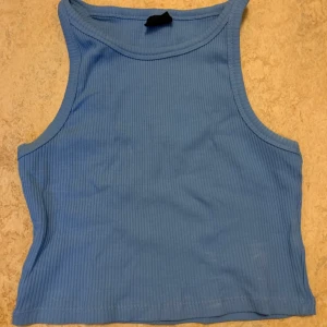 Ljusblå crop top  - Använd endast en gång. 