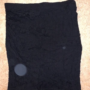 Svart spetskjol - I bra skick. Passar även S