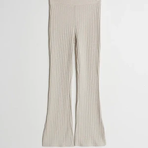 Beiga byxor m. slits!!  - Köpte dessa jättefina byxorna på Gina tricot för ett tag sen. Grejen är att de är ”petite length”, trodde de skulle fungera men använder aldrig. De har även en liten slits på sidan. Skickar fler bilder vid förfrågan. Priset kan diskuteras.💕