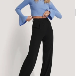 Kostymbyxor nakd - jätte snygga kostymbyxor från nakd! Tyvärr är dem för långa för mig som är 1,63 och för stora kring rumpa för mig. Dem är ganska ”baggy” i modellen och sjukt snygga! Enbart använda en gång! Skicka meddelande för fler bilder ❤️🥰