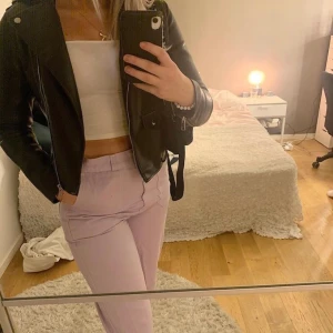 Lila wide leg byxor - Ett par as snygga lila wide legs jeans från Junkyard i storlek M💓💓