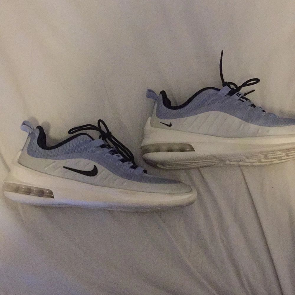 Säljer dessa Nike skor eftersom de inte passar i storlek längre. Köpte dem på stadium för 1199kr. De är stl 40 men är små i storleken så därför lägger jag upp dem som stl 39. Har använt dem som inomhus skor, men även utomhus ca 5 gånger så de är i bra skick. . Skor.