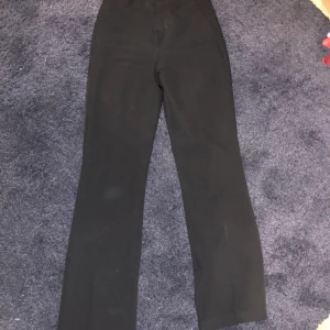 Kostymbyxor  - Säljer dessa snygga kostymbyxor från Bik bok. Säljer dem för att dem har blivit lite för korta i benen. Dem sakna även en knapp på insidan, men det är super läpp att du på om man vill ha det💕