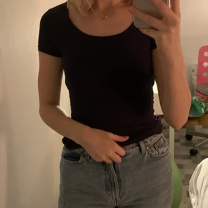 Mörkblå t-shirt  - Jättefin urringad tröja